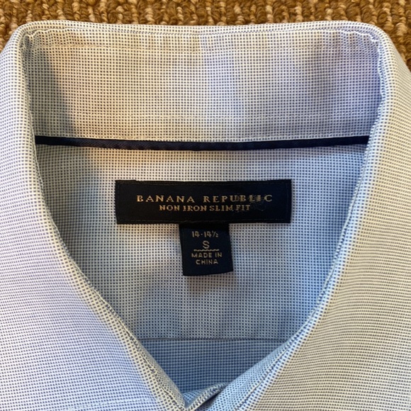 Banana Republic / Non-Iron Dress Shirt / Blue / Small (14.5 neck) - Picture 4 of 9